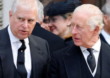 Primeiro-ministro Keir Starmer estuda alteração na legislação para excluir príncipe Andrew da linha sucessória após investigações ligadas a Jeffrey Epstein.