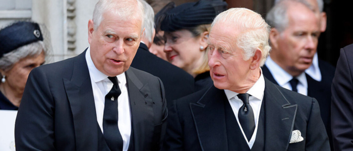 Primeiro-ministro Keir Starmer estuda alteração na legislação para excluir príncipe Andrew da linha sucessória após investigações ligadas a Jeffrey Epstein.