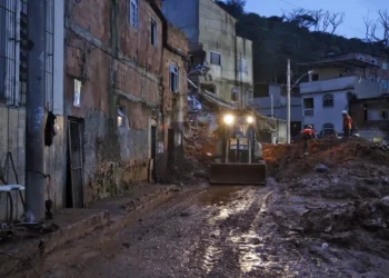 Ministério do Desenvolvimento Social libera R$ 1,43 milhão para Juiz de Fora, Ubá, Nova Iguaçu, Lajes do Muriaé e Peruíbe, oferecendo abrigos, cestas básicas e apoio a desabrigados após enchentes.