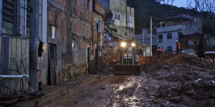 Ministério do Desenvolvimento Social libera R$ 1,43 milhão para Juiz de Fora, Ubá, Nova Iguaçu, Lajes do Muriaé e Peruíbe, oferecendo abrigos, cestas básicas e apoio a desabrigados após enchentes.