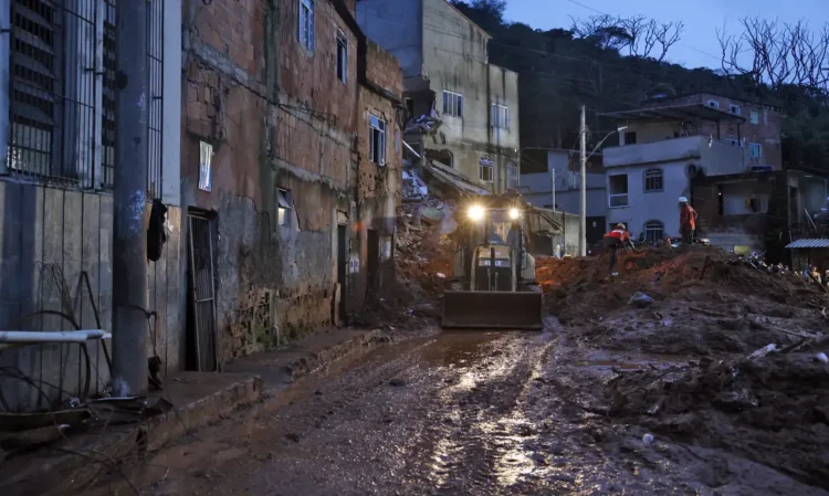 Ministério do Desenvolvimento Social libera R$ 1,43 milhão para Juiz de Fora, Ubá, Nova Iguaçu, Lajes do Muriaé e Peruíbe, oferecendo abrigos, cestas básicas e apoio a desabrigados após enchentes.