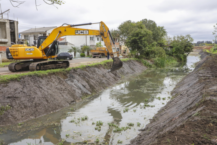 Equipes realizam manutenção no Canal de Medeiros após fortes chuvas em Rio das Ostras.