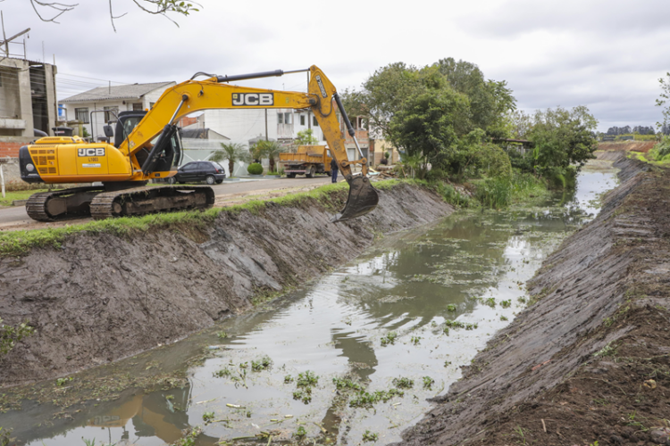 Máquina realiza serviço de limpeza e drenagem no Canal de Medeiros, em Rio das Ostras, para melhorar o escoamento da água e reduzir o risco de alagamentos após as fortes chuvas que atingiram o município. 📸 
Prefeitura de Rio das Ostras / Divulgação