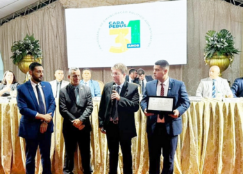 Sessão solene pelos 31 anos de Carapebus homenageia secretário municipal de Saúde