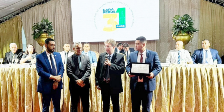 Sessão solene pelos 31 anos de Carapebus homenageia secretário municipal de Saúde