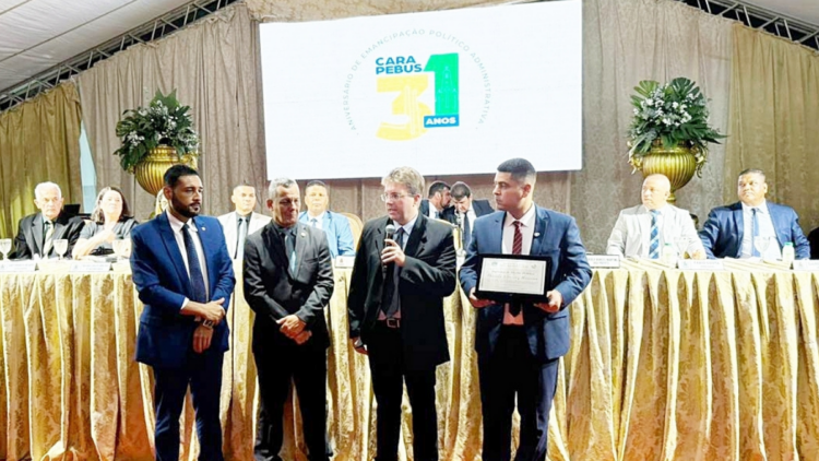 Sessão solene pelos 31 anos de Carapebus homenageia secretário municipal de Saúde