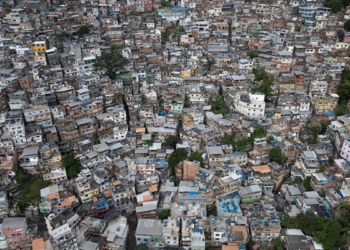 Ministério Público do Rio denuncia mais dez policiais militares por irregularidades registradas durante operação no Complexo do Alemão e na Vila Cruzeiro.