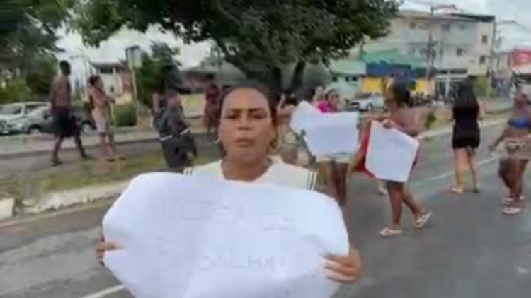 Manifestação interdita Avenida Alberto Lamego em Campos após disputa por quiosque no Parque Maciel