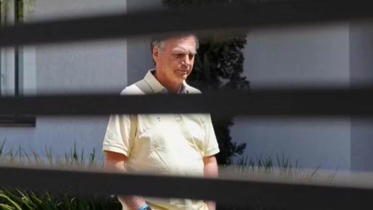 Ex-presidente Jair Bolsonaro permanece internado na UTI do Hospital DF Star, em Brasília, após diagnóstico de pneumonia bacteriana bilateral.
