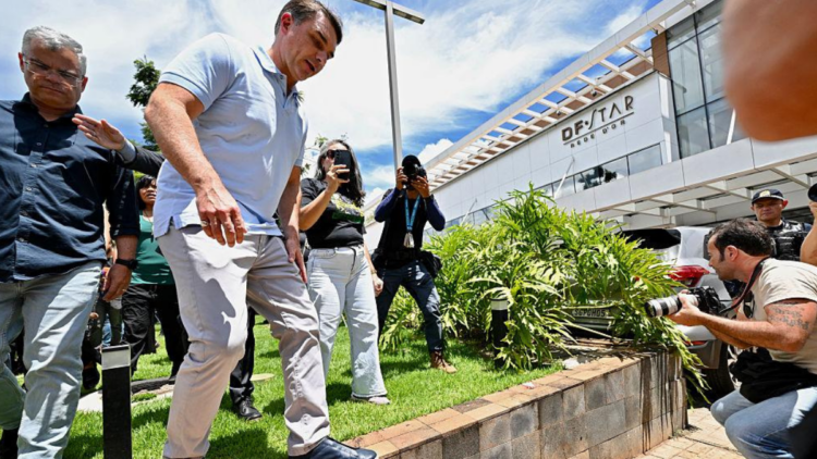 Ex-presidente Jair Bolsonaro permanece internado na UTI em Brasília após diagnóstico de pneumonia. Médicos monitoram evolução do quadro.