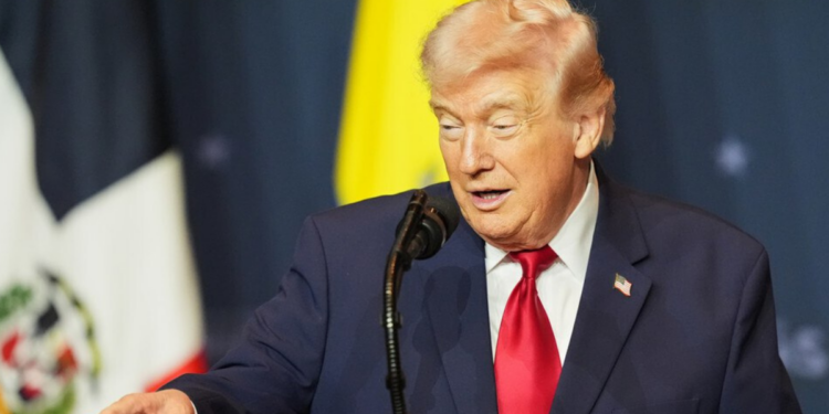 Donald Trump afirmou que líderes da América Latina estão em risco devido aos cartéis e sugeriu apoio militar dos EUA no combate ao crime organizado.