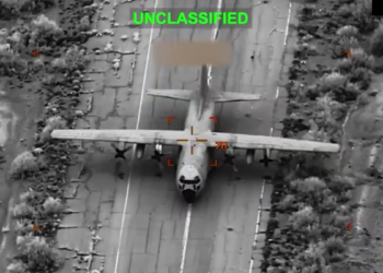 Imagens divulgadas pelos EUA mostram ataques contra aeronaves iranianas durante operação militar conjunta com Israel no Oriente Médio.