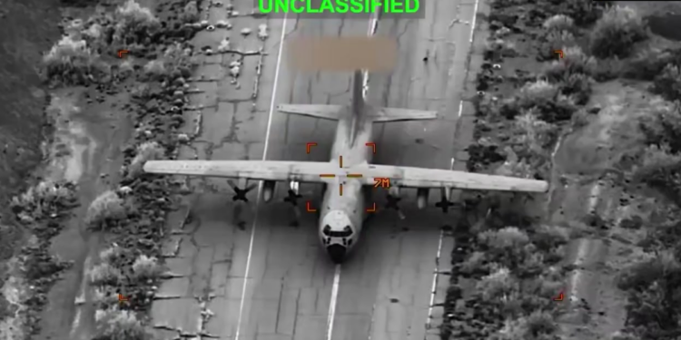 Imagens divulgadas pelos EUA mostram ataques contra aeronaves iranianas durante operação militar conjunta com Israel no Oriente Médio.