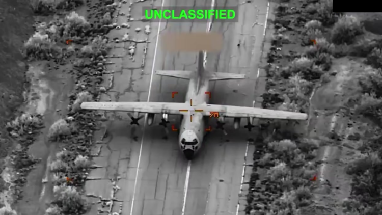Imagens divulgadas pelos EUA mostram ataques contra aeronaves iranianas durante operação militar conjunta com Israel no Oriente Médio.