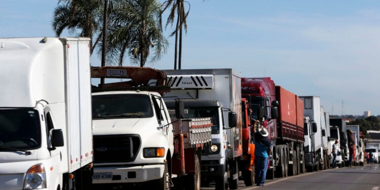 Paralisação nacional pressiona governo por redução de custos e impacto no preço dos combustíveis