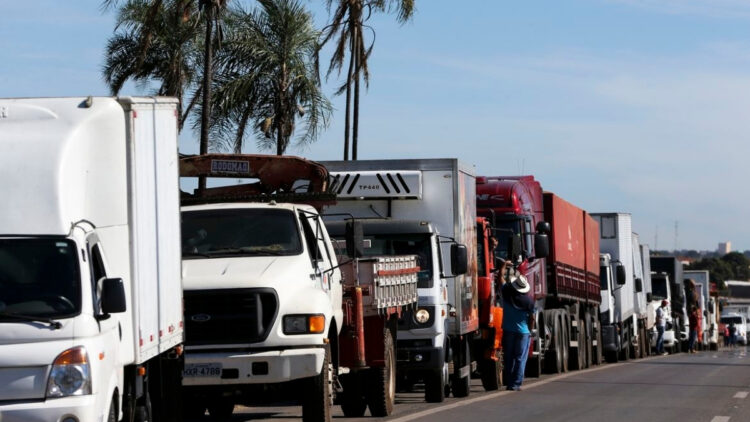 Paralisação nacional pressiona governo por redução de custos e impacto no preço dos combustíveis