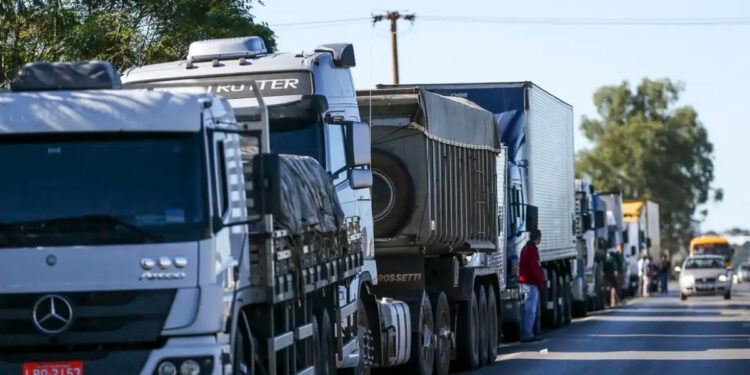 Governo anuncia medidas para evitar greve dos caminhoneiros, com foco no diesel e fiscalização do frete