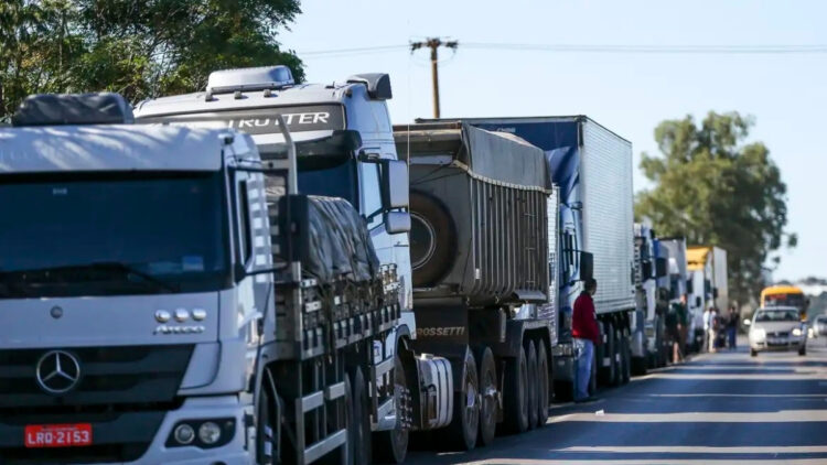 Governo anuncia medidas para evitar greve dos caminhoneiros, com foco no diesel e fiscalização do frete