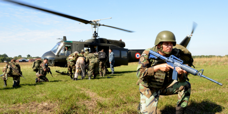 Acordo entre Paraguai e Estados Unidos amplia cooperação em defesa e levanta discussões sobre geopolítica na América do Sul.