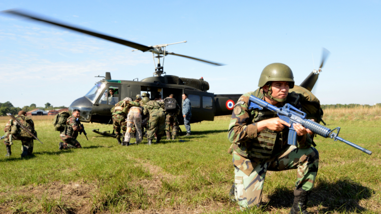 Acordo entre Paraguai e Estados Unidos amplia cooperação em defesa e levanta discussões sobre geopolítica na América do Sul.