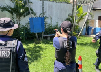 Guardas de Rio das Ostras participam de curso sobre uso de armas não letais e tecnologias de segurança.
