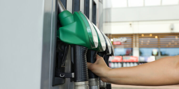 Conflito no Oriente Médio eleva preço do petróleo e impacta economia brasileira