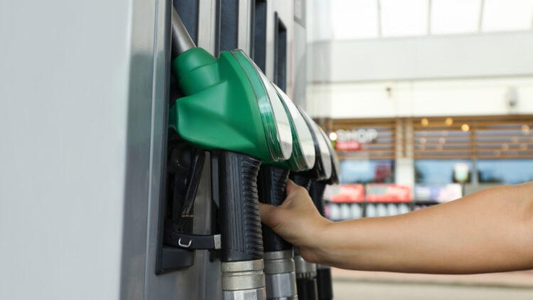 Conflito no Oriente Médio eleva preço do petróleo e impacta economia brasileira