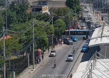 Criminosos usam ônibus como barricadas na Praça Seca e afetam transporte público no Rio; linhas foram desviadas e interrompidas