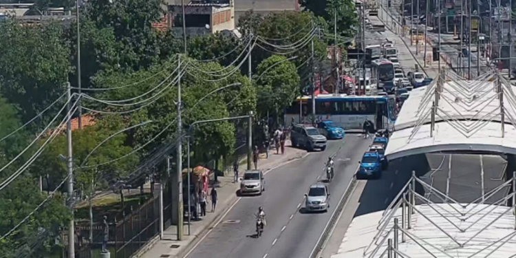 Criminosos usam ônibus como barricadas na Praça Seca e afetam transporte público no Rio; linhas foram desviadas e interrompidas