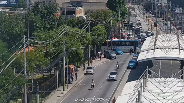 Criminosos usam ônibus como barricadas na Praça Seca e afetam transporte público no Rio; linhas foram desviadas e interrompidas