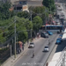 Criminosos usam ônibus como barricadas na Praça Seca e afetam transporte público no Rio; linhas foram desviadas e interrompidas