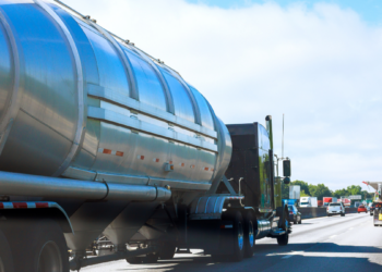 Com diesel em alta, caminhoneiros discutem paralisações. Sem greve nacional confirmada, cenário preocupa abastecimento e logística no Brasil.