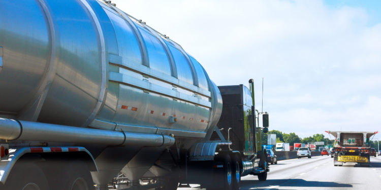 Com diesel em alta, caminhoneiros discutem paralisações. Sem greve nacional confirmada, cenário preocupa abastecimento e logística no Brasil.
