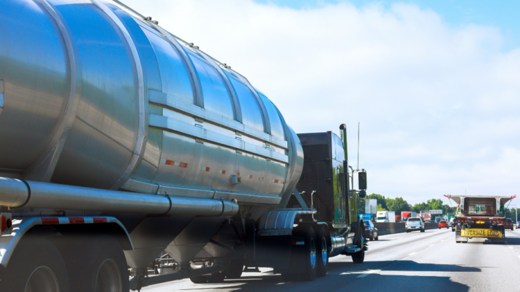 Com diesel em alta, caminhoneiros discutem paralisações. Sem greve nacional confirmada, cenário preocupa abastecimento e logística no Brasil.