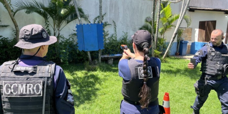 Guardas de Rio das Ostras participam de curso sobre uso de armas não letais e tecnologias de segurança.