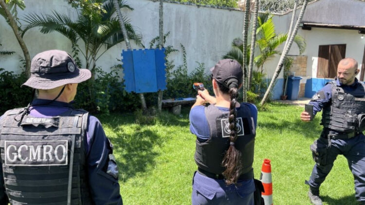 Guardas de Rio das Ostras participam de curso sobre uso de armas não letais e tecnologias de segurança.