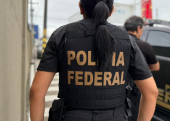 Agentes da Polícia Federal durante operação de combate ao crime organizado no Brasil.