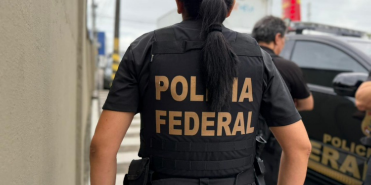 Agentes da Polícia Federal durante operação de combate ao crime organizado no Brasil.