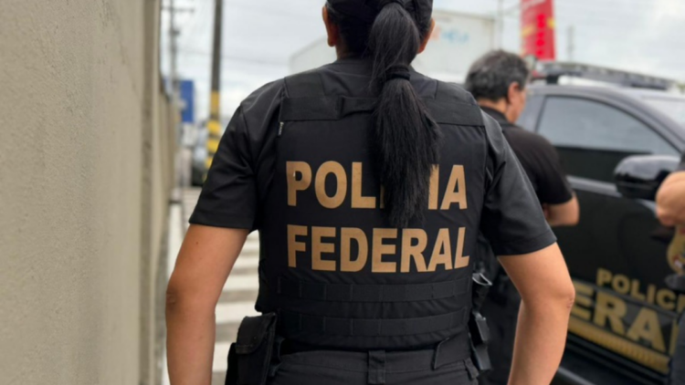Agentes da Polícia Federal durante operação de combate ao crime organizado no Brasil.