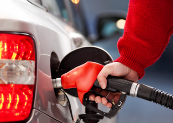 Preço da gasolina sobe nos EUA com impacto direto da crise no Oriente Médio e bloqueio do Estreito de Ormuz.