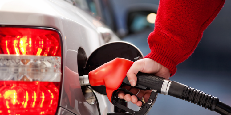 Preço da gasolina sobe nos EUA com impacto direto da crise no Oriente Médio e bloqueio do Estreito de Ormuz.