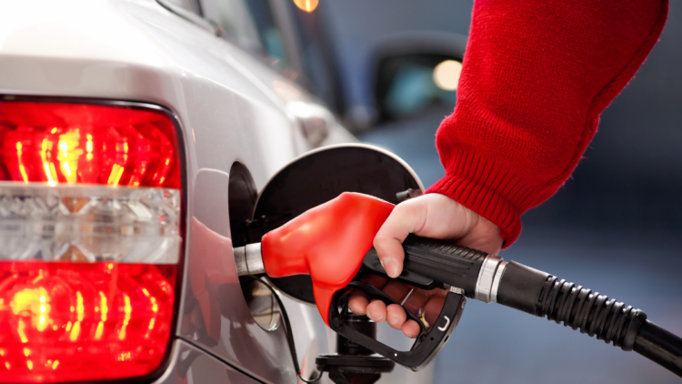 Preço da gasolina sobe nos EUA com impacto direto da crise no Oriente Médio e bloqueio do Estreito de Ormuz.