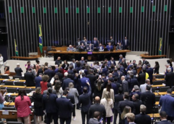 Decreto limita despesas ao longo do ano e preserva investimentos prioritários.