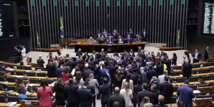 Decreto limita despesas ao longo do ano e preserva investimentos prioritários.
