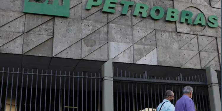 Petrobras poderá aplicar desconto de R$ 0,32 no diesel com programa federal.