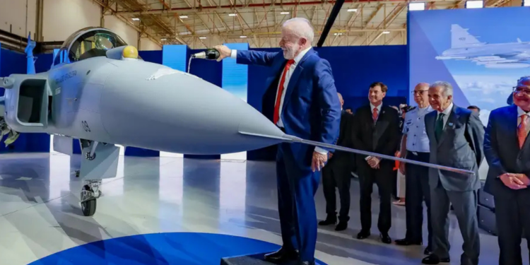 Brasil avança na indústria de defesa com apresentação do caça F-39 Gripen nacional