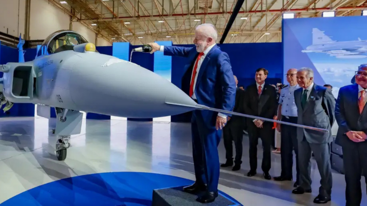 Brasil avança na indústria de defesa com apresentação do caça F-39 Gripen nacional