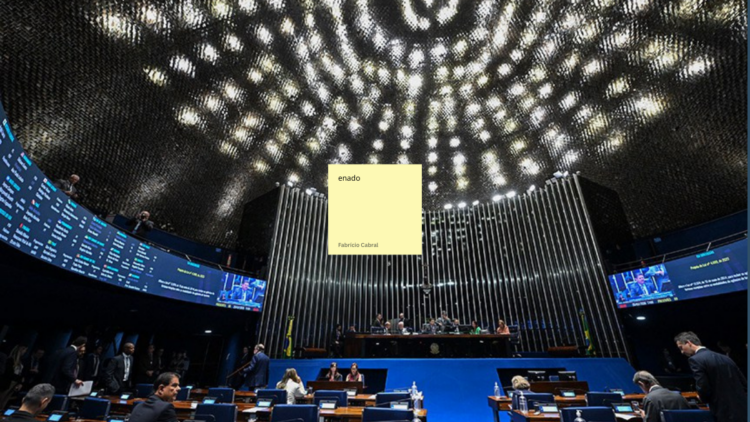 Projeto aprovado no Senado propõe aplicativo com botão de emergência para vítimas de violência doméstica.