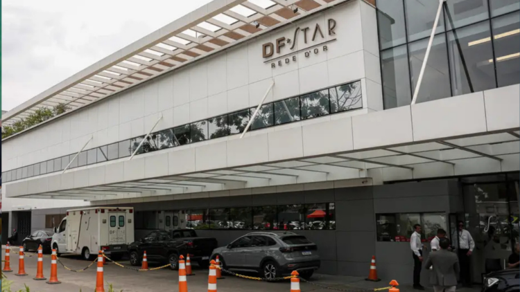 Ex-presidente Jair Bolsonaro é hospitalizado após febre e queda de oxigenação.