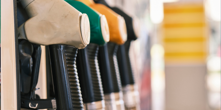 União oferece compensação a estados para reduzir imposto sobre diesel e evitar crise no abastecimento.